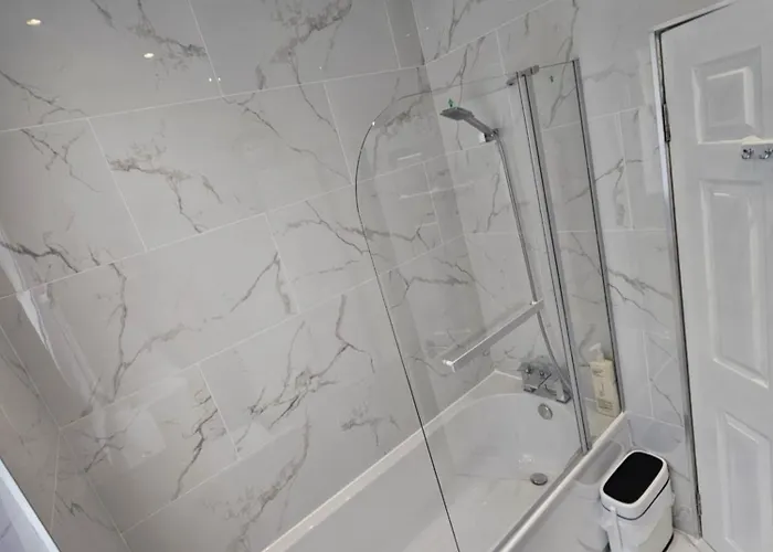 Lovely House With Private Parking! Glasgow! *