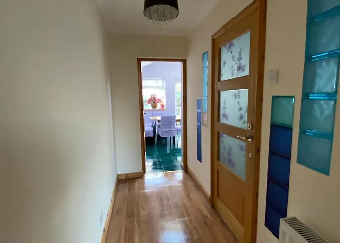 Stunning 3 Bedroom House With 2 Bathrooms * Glasgow