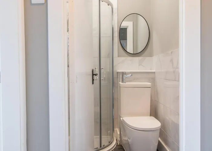 West End Cosy Pop Of Colour - Pass The Keys