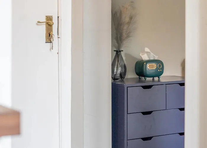 West End Cosy Pop Of Colour - Pass The Keys グラスゴー