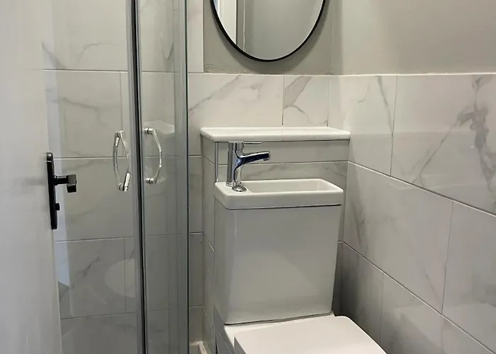 West End Cosy Pop Of Colour - Pass The Keys *