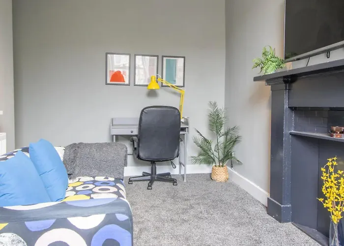 West End Cosy Pop Of Colour - Pass The Keys グラスゴー