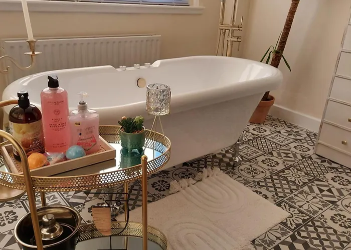 Luxurious With A Private Bathtub And Shared Toilet And Kitchen 10mins From Centre