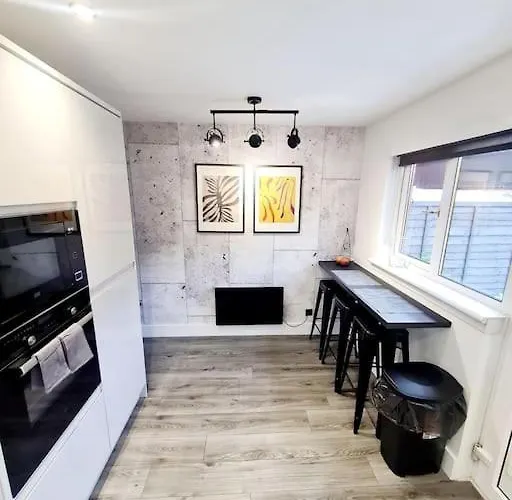 Hébergement de vacances Lovely House With Back Garden - Private Driveway *