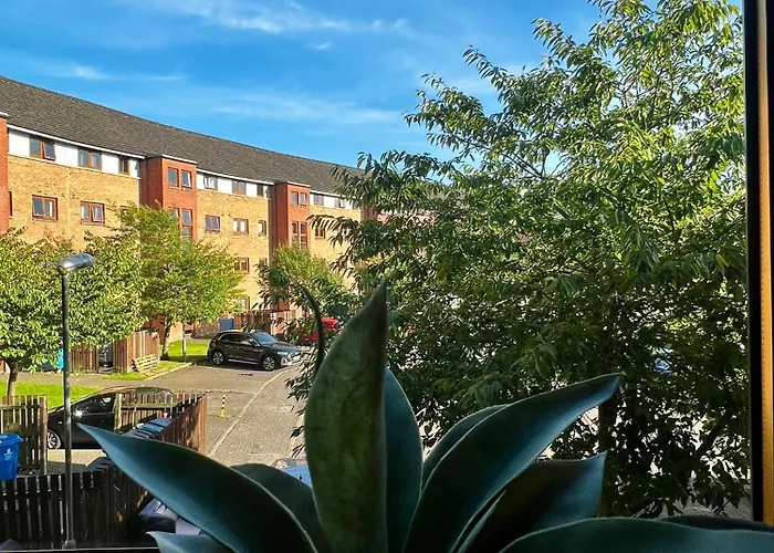 Stylish Modern Flat With Juliet Balcony & Parking Glasgow