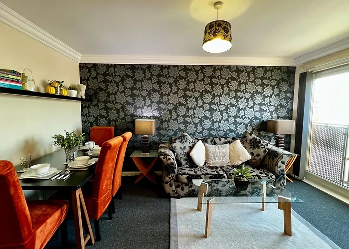 Stylish Modern Flat With Juliet Balcony & Parking