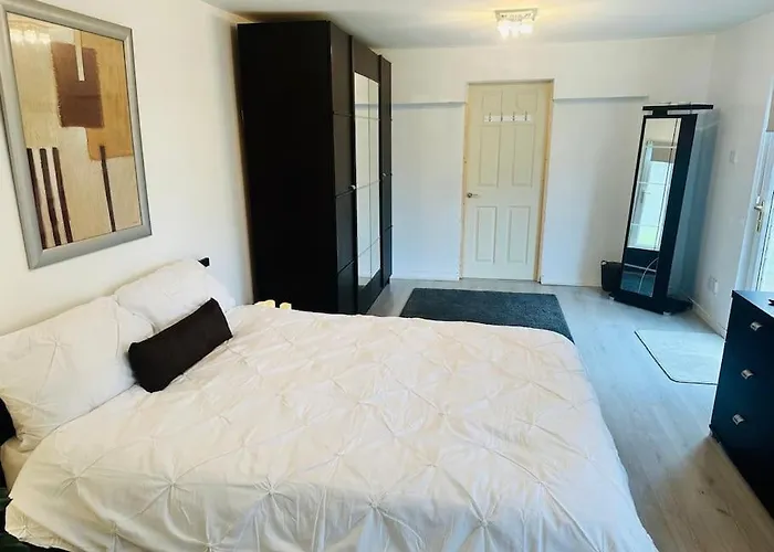 Апартаменты Entire Private 1 Bedroom - Guest In Глазго