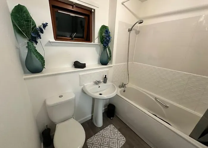 2 Bed Entire Upper Flat In