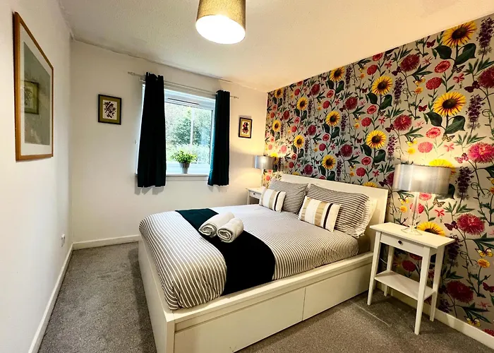 Ground Floor Flat With Free Parking & Wifi *