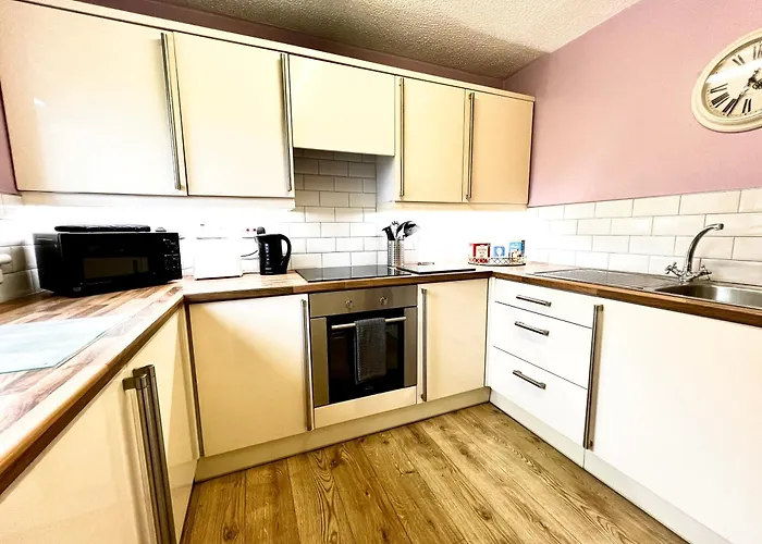 Ground Floor Flat With Free Parking & Wifi Апартаменты *