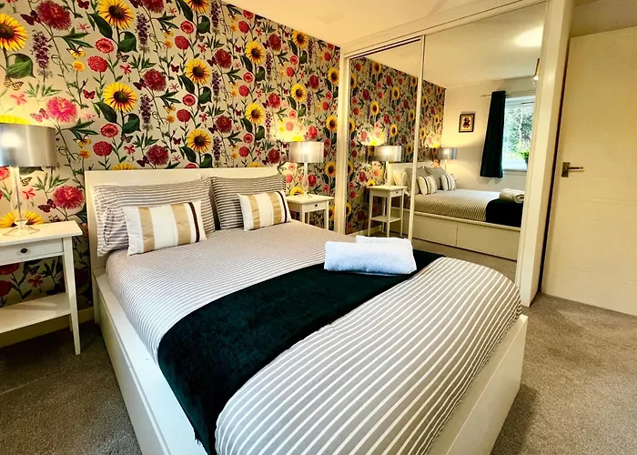 Апартаменты Ground Floor Flat With Free Parking & Wifi *