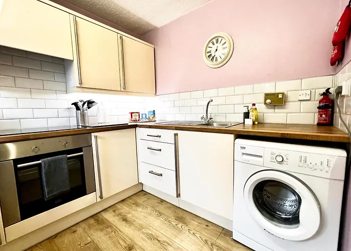 Ground Floor Flat With Free Parking & Wifi *