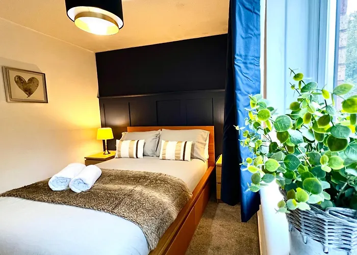 Апартаменты Ground Floor Flat With Free Parking & Wifi