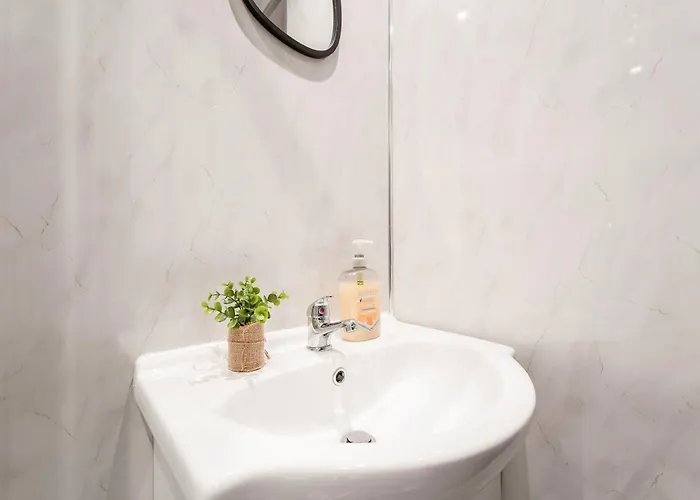 4 Beds - Gateway Getaway With Free Parking *