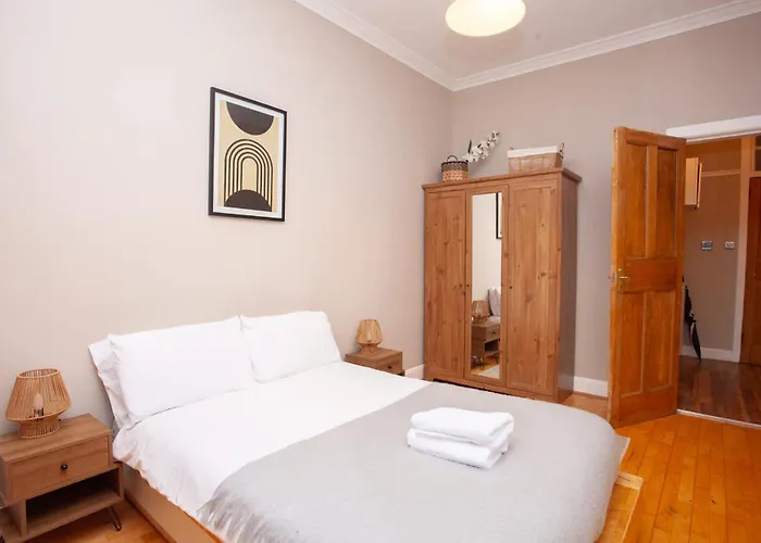 Beautiful 2 Bed Rose St Daire Glasgow