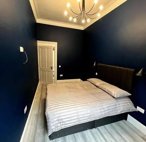 Queens Park Area, Beautiful Vibrant Ground Floor Lovely * Glasgow