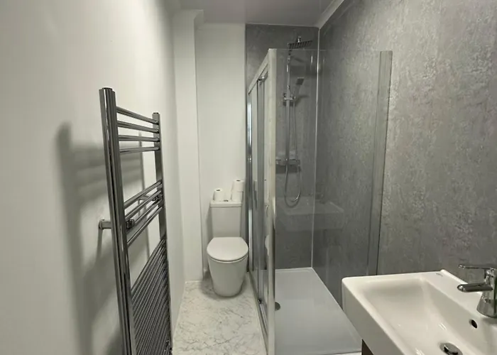 Spacious 5 Bedroom House Close To West End