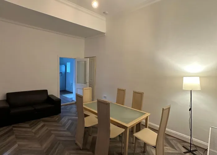 Spacious 5 Bedroom House Close To West End Сasa de vacaciones