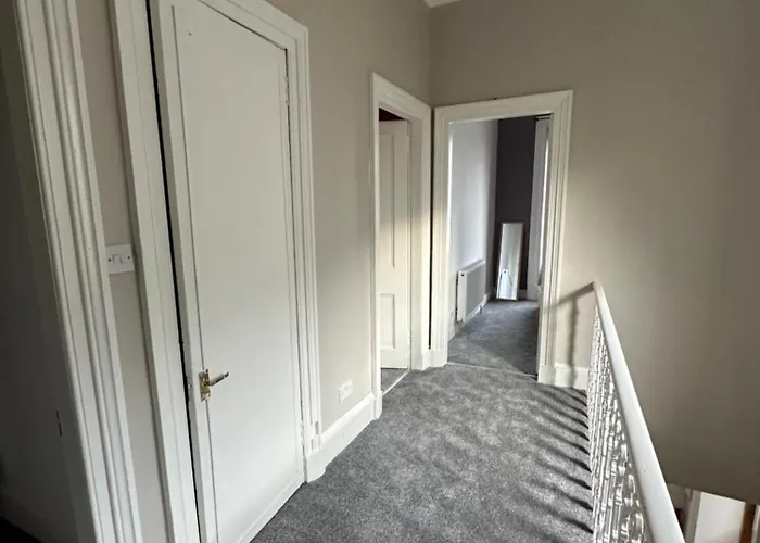 Сasa de vacaciones Spacious 5 Bedroom House Close To West End *