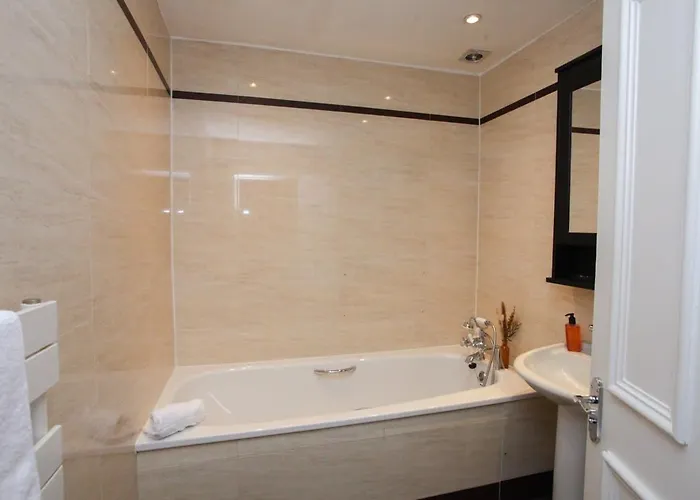 Lovely Spacious 2 Bed Flat Appartamento