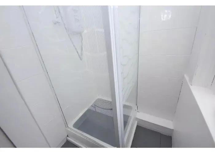 Flat In Close To Local Amenities *