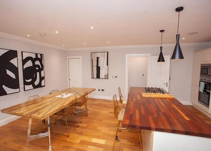 Charming Sandstone-basement In West End Сasa de vacaciones *