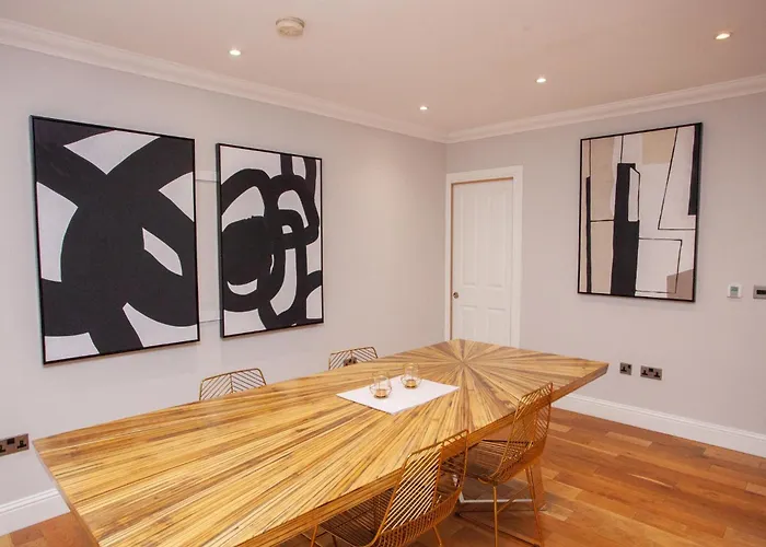 Charming Sandstone-basement In West End Glasgow