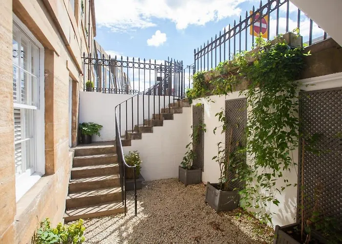 Charming Sandstone-basement In West End Vakantiehuis