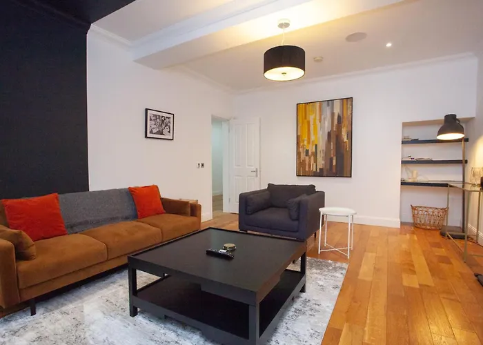 Charming Sandstone-basement In West End Сasa de vacaciones