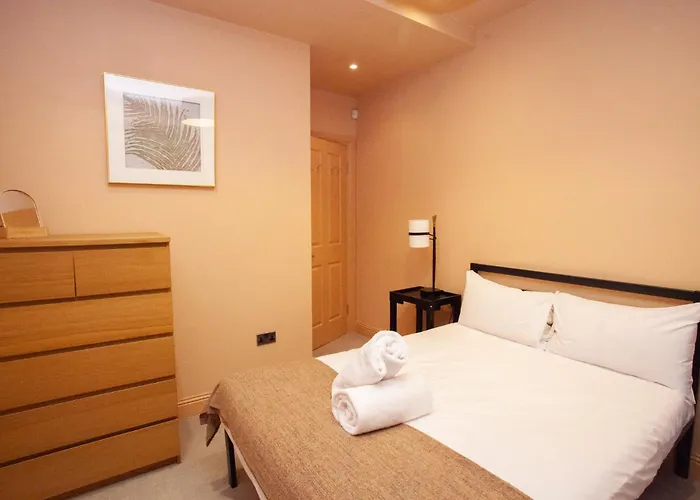 Charming Sandstone-basement In West End Сasa de vacaciones