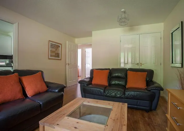 Homely Flat Close To Centre With Free Parking דירה *