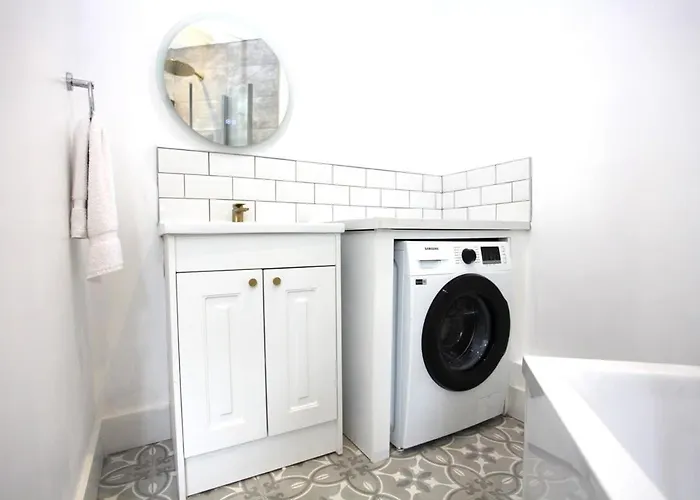 Three Bedroom Upper Flat In Jordanhill Glasgow