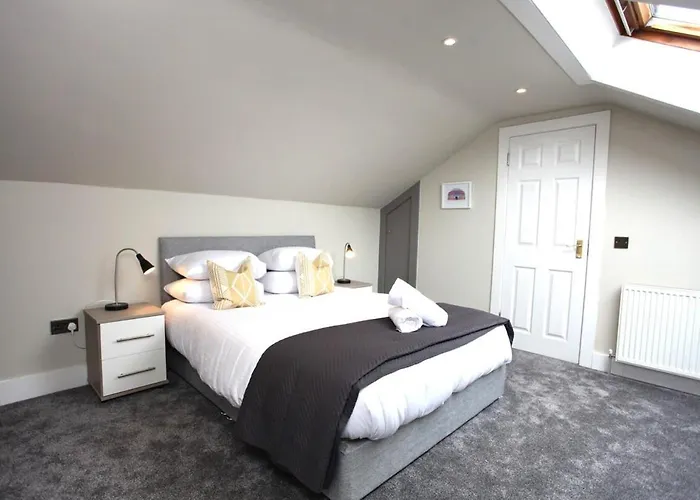 Three Bedroom Upper Flat In Jordanhill