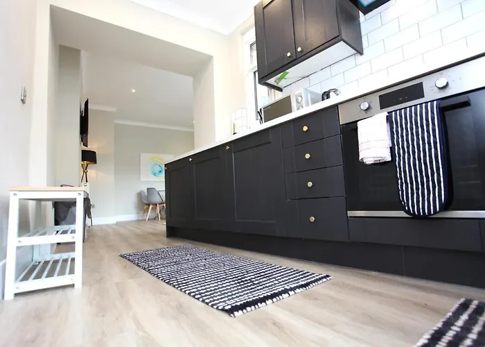 Three Bedroom Upper Flat In Jordanhill