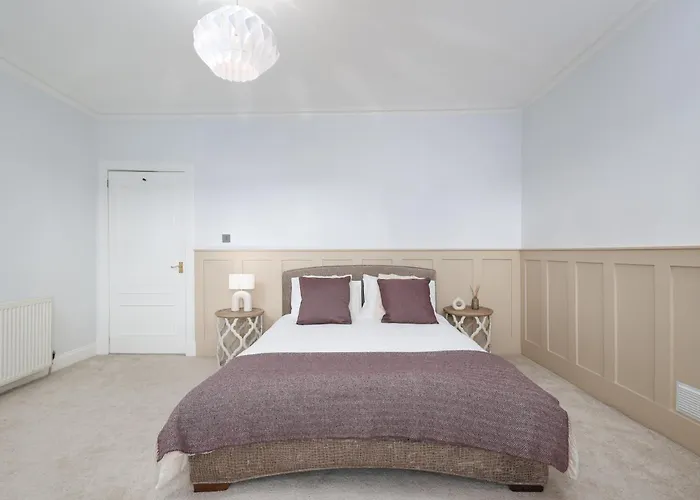 Extravagant 6 Bed Victorian Townhouse With Hot Tub *