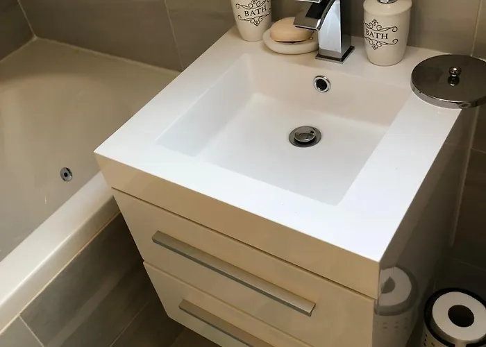 2-bed Sleeps 4 10 Mins To Centre