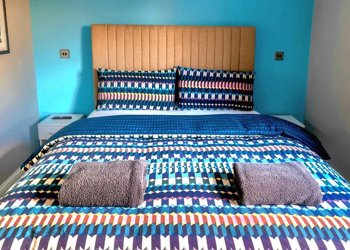 Semesterbostad Cosy 4 Bedroom In - Free Parking