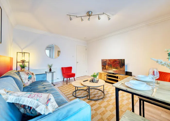 Modern 2 Bed Flat With Free Parking *