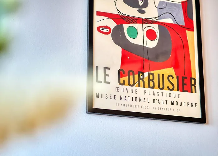 Modern 2 Bed Flat With Free Parking *