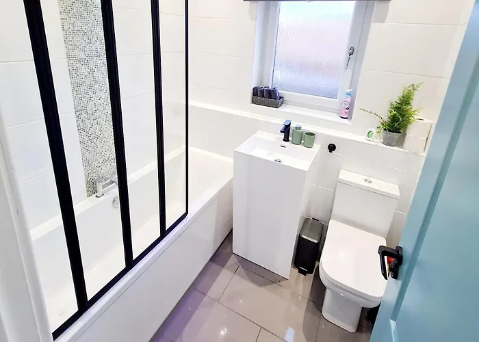 Lejlighed Bright 3br Walking Distance To Town - Free Parking Glasgow