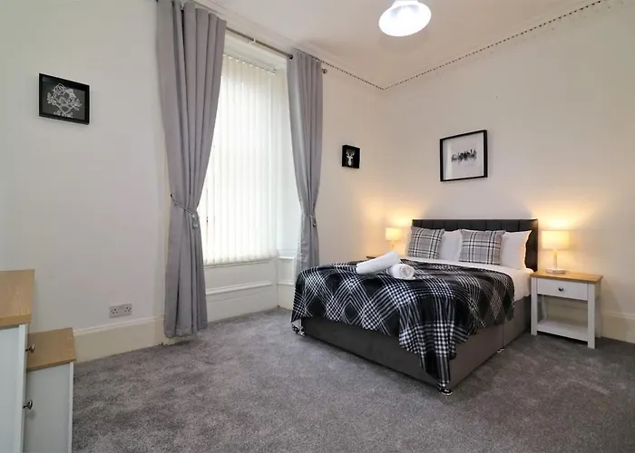 10 Bedrooms Pool Table Garden Piano Villa