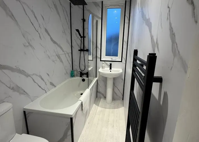 Modern 2 Bedroom House With Loft Conversion *