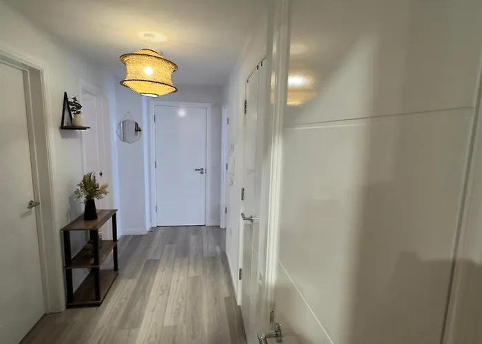 Modern Flat In Free Parking & Wifi