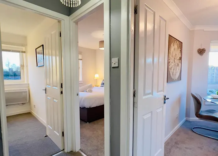 Chic & Cozy 2-bed Flat In - Free Parking