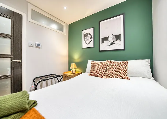 Spacious 4 Bedroom Near West End Appartement