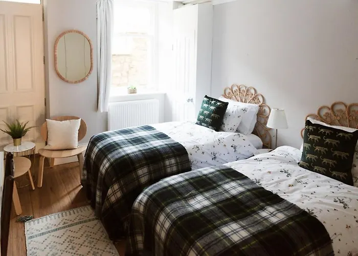 Elegant West End Flat In *