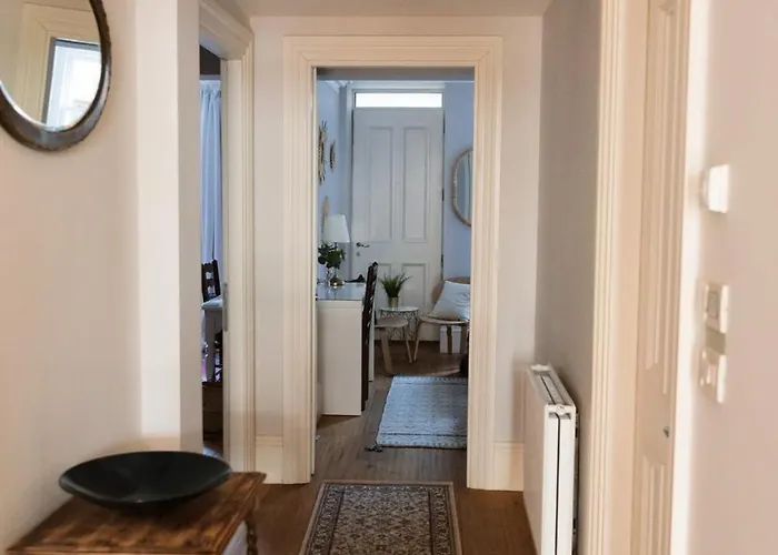 Elegant West End Flat In 아파트