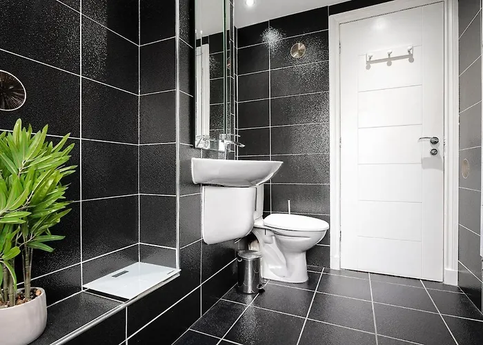 Spacious 3 Bed In With Free Parking Hébergement de vacances