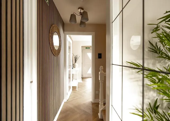 Spacious 3 Bed In With Free Parking Hébergement de vacances *