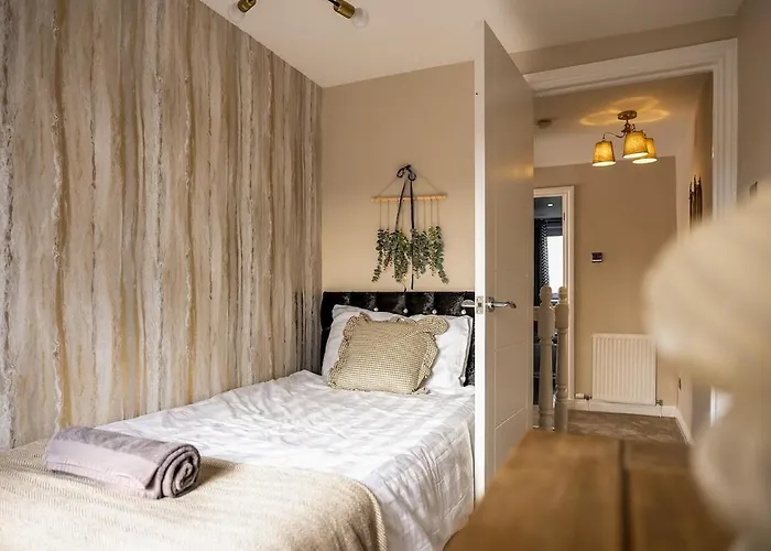 Spacious 3 Bed In With Free Parking Hébergement de vacances